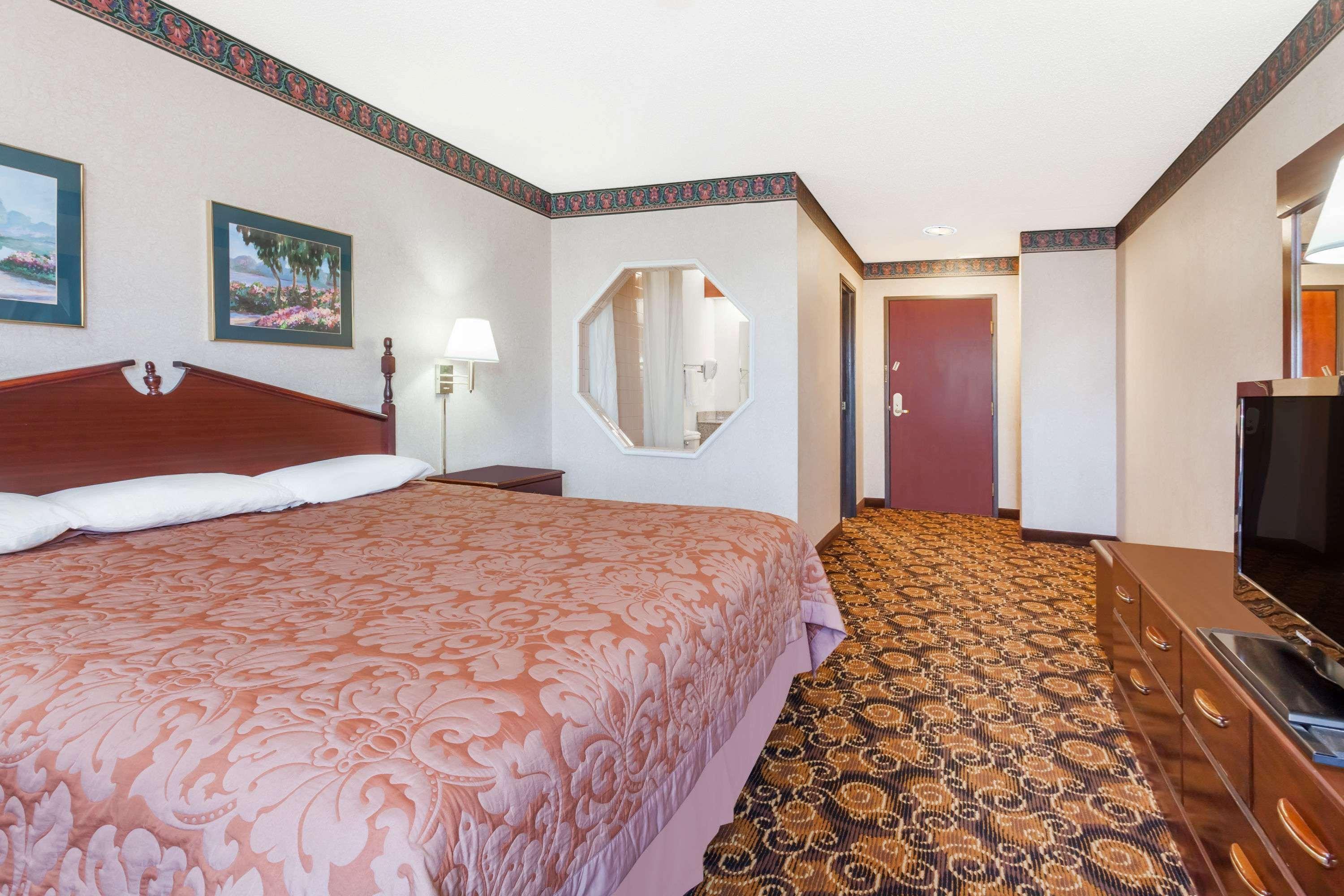 Super 8 By Wyndham Evansville North Stacer Luaran gambar