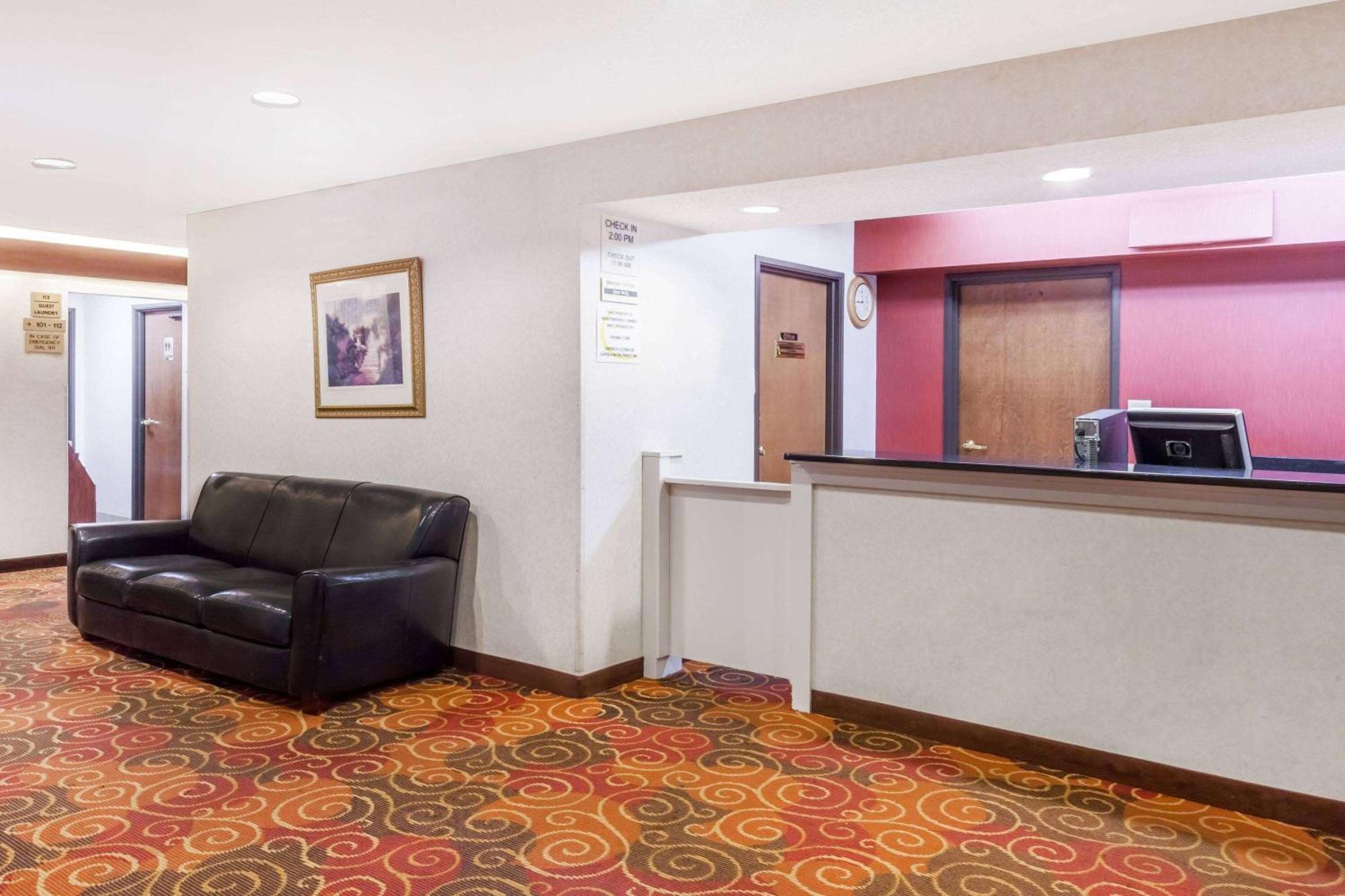 Super 8 By Wyndham Evansville North Stacer Luaran gambar