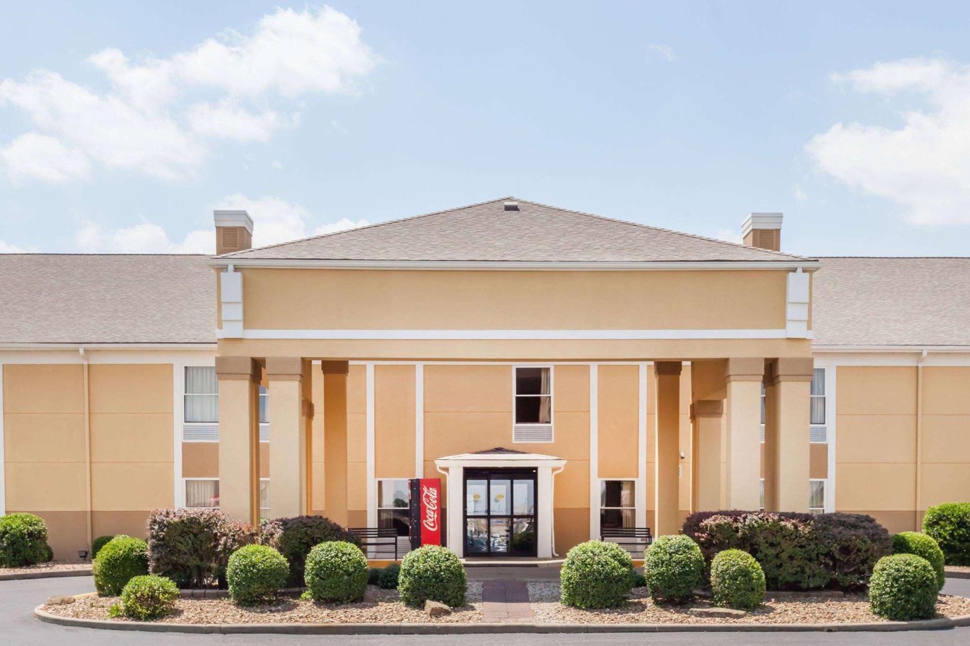 Super 8 By Wyndham Evansville North Stacer Luaran gambar