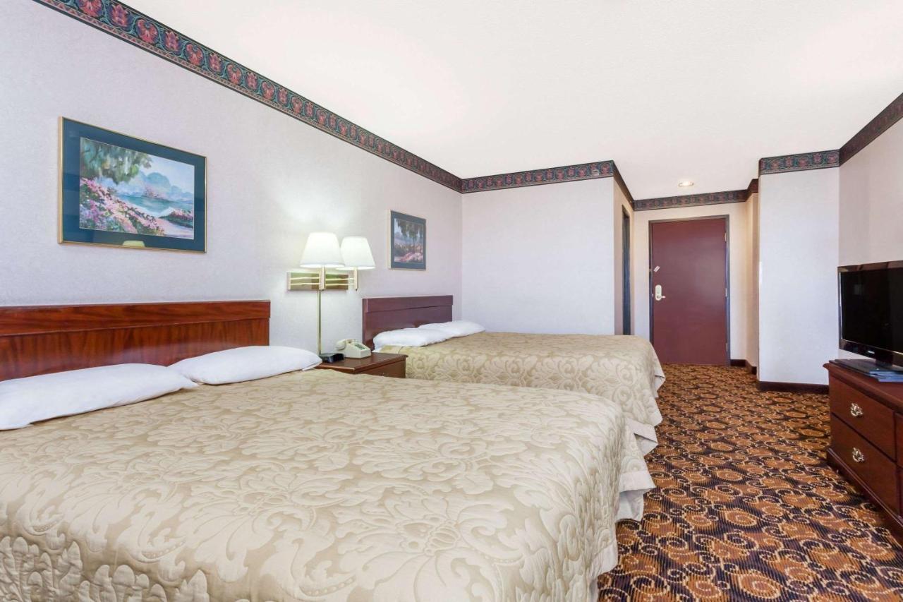 Super 8 By Wyndham Evansville North Stacer Luaran gambar